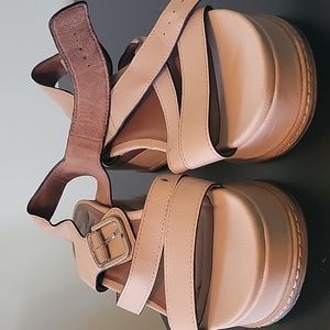 Women's Naturalizer beige platform sandal with gold buckle at ankle size 8